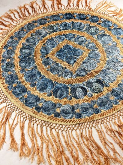 Un nappe ronde brodée, Hongrie, première...