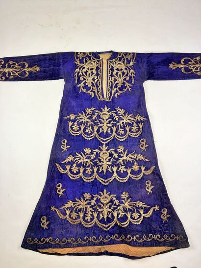 Une robe et un kaftan de cérémonie brodés...