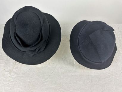 Cinq chapeaux de mode en feutre noir des...