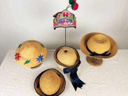 Cinq chapeaux d'enfant pour la villégiature...