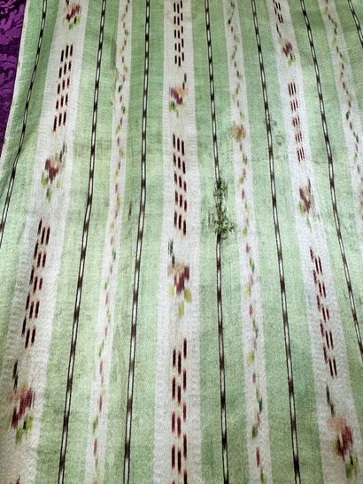 Deux chasubles à la romaine partielles en...