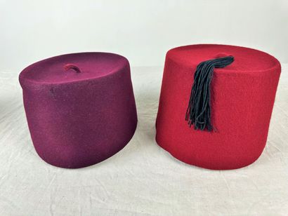 Trois chéchias en feutre de laine rouge,...