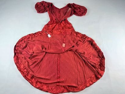 Robe longue pour le soir en satin broché...