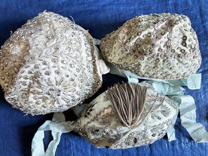 Trois bonnets de cérémonie à clinquants pour...