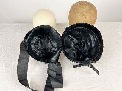 Quatre chapeaux de mode et bibis noir Circa...