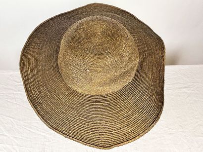 Trois gigantesques chapeaux de mode pour...