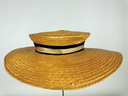 Trois chapeaux de mode en paille jaune pour...