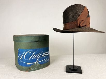 Un chapeau cloche pour dame en paille chataigne...