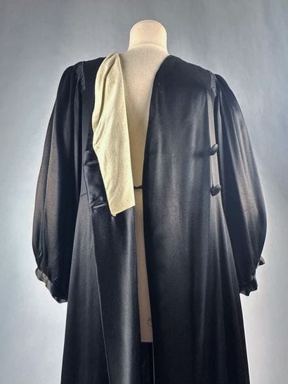 Robe Redingotte longue pour le soir en satin...