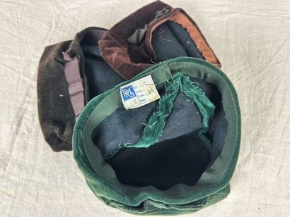 Cinq bibis pour dames à étiquettes de la...