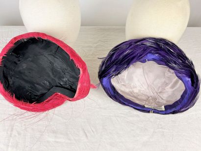 Une collection de quatre précieux bibis en...