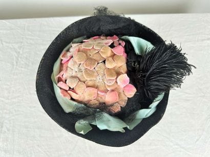 Trois chapeaux de mode pour dame dont une...