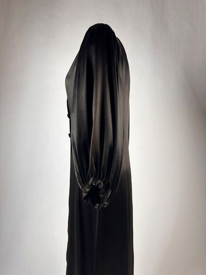 Robe Redingotte longue pour le soir en satin...