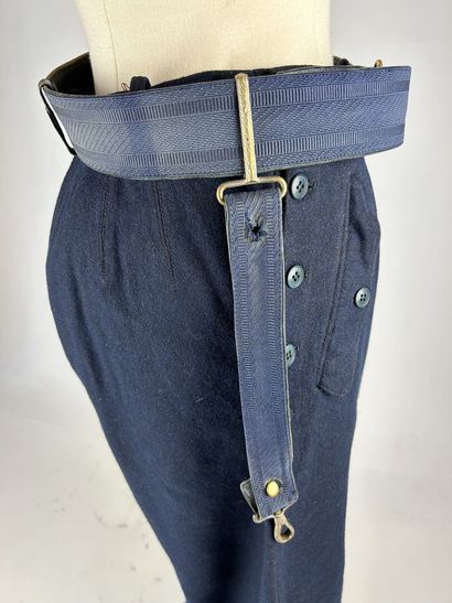 Un pantalon de métier en drap de laine bleu-marine...