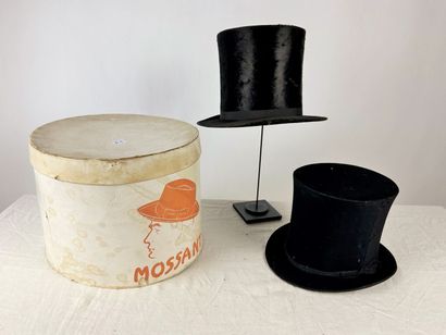 Deux chapeaux haut de forme à tuyau de poële,...