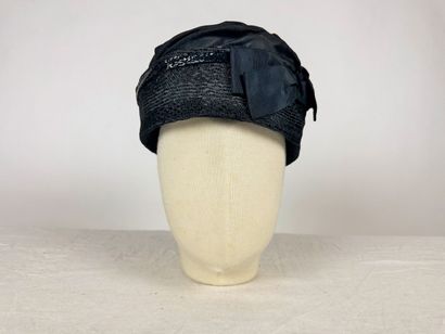 Trois chapeaux et bibi noirs de mode Circa...