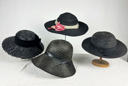 Quatre chapeaux de mode en paille noire pour...