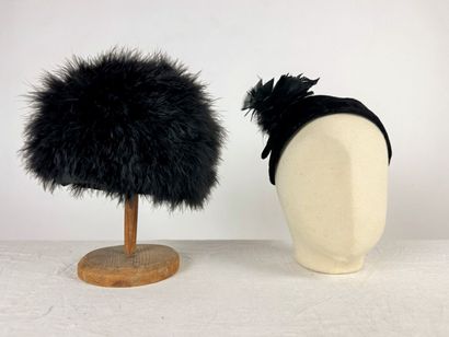 Sept bérets et bibis de mode en velours noir...