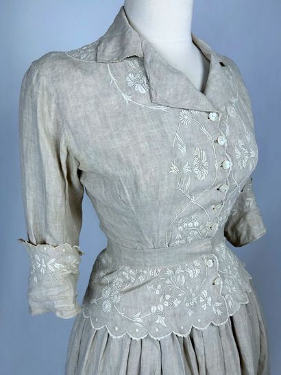 Jupe et blouse en lin écru à broderie blanche,...