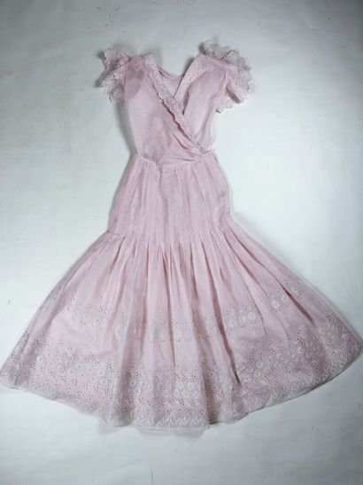 Robe d'été d'une adolescente en organdi rose...