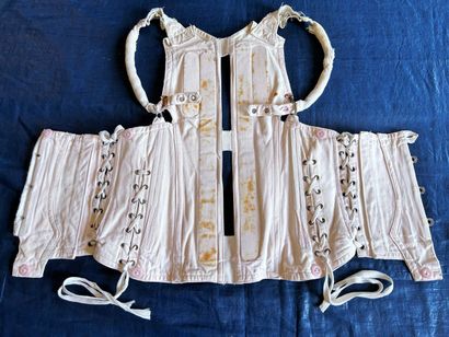 Un étonnant corset orthopédique en coutil...