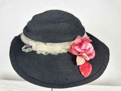 Quatre chapeaux de mode en paille noire pour...