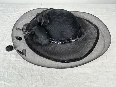 Trois gigantesques chapeaux de mode pour...