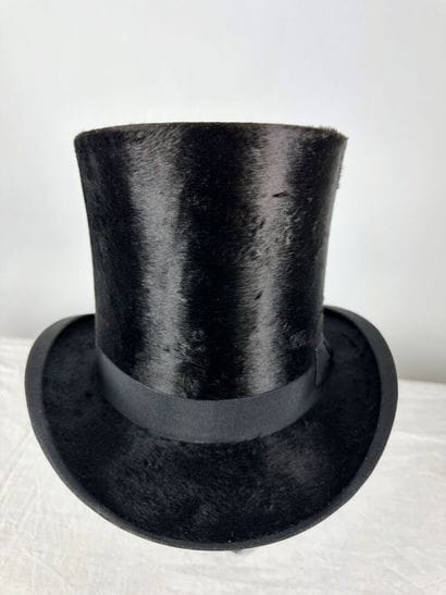 Deux chapeaux haut de forme taupé noir, dont...