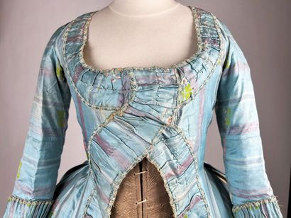 Une robe à la française, manteau et jupe...