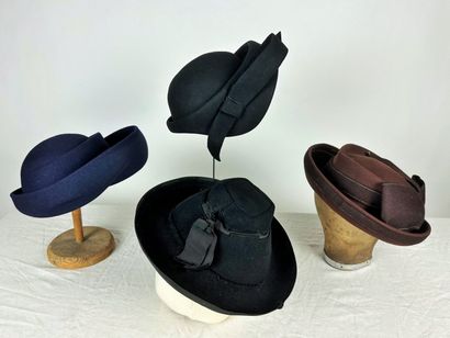 Quatre chapeaux de mode en feutre Circa 1935-1945,...