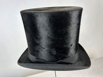 Deux chapeaux haut de forme taupés noir à...