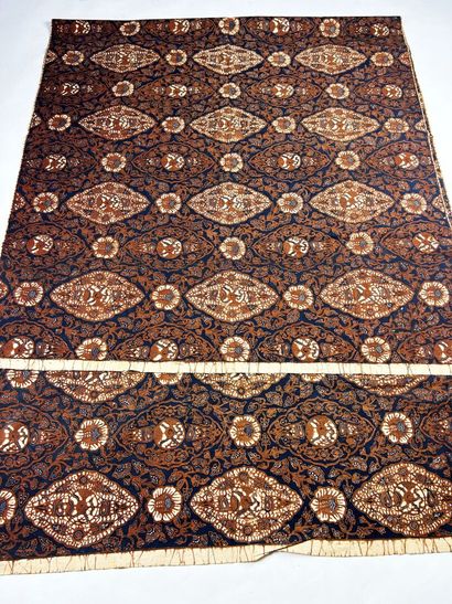 Un grand panneau de Batik fond bleu indigo...