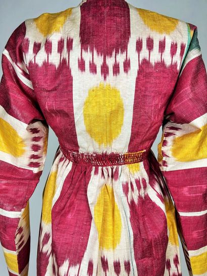 Une robe Chapan en ikat de soie à apprêt...
