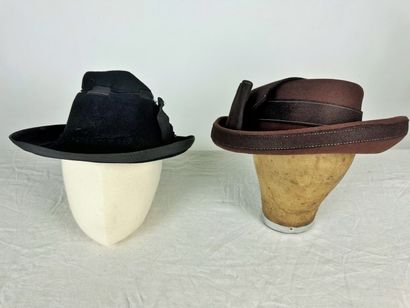 Quatre chapeaux de mode en feutre Circa 1935-1945,...