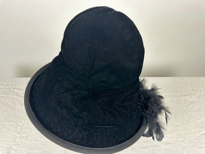 Trois grand chapeaux noir de mode pour dame...