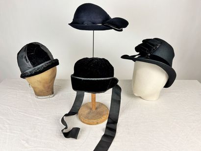 Quatre chapeaux de mode et bibis noir Circa...