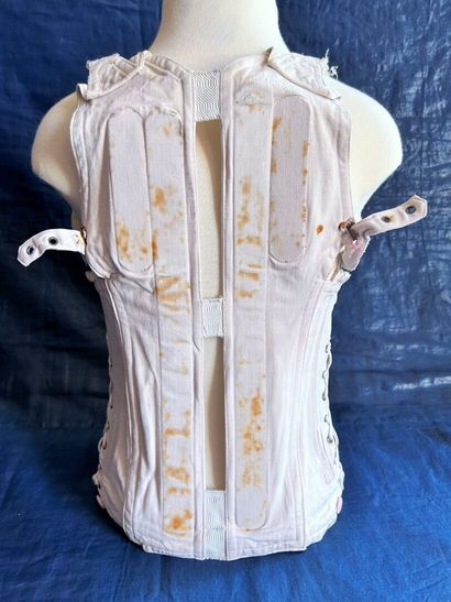 Un étonnant corset orthopédique en coutil...