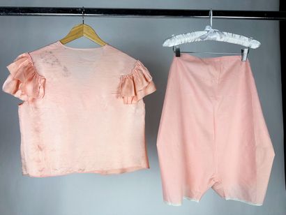 Trois robes longues, déshabillés pour le...