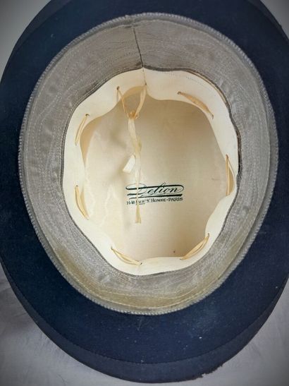 Trois chapeaux haut de forme à bords relevés,...