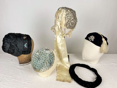 Quatre coiffes, bonnets et bibi Circa 1900-1920,...