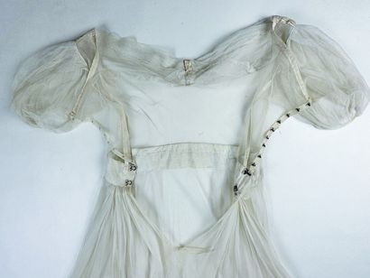 Une robe de bal à manches ballon, période...