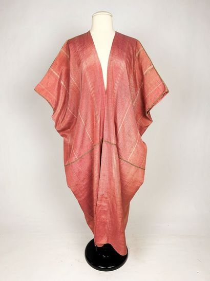 Un kaftan en tapisserie de soie saumon dit...