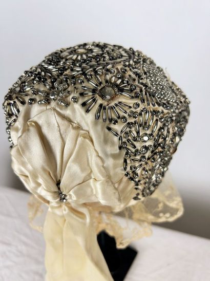 Quatre coiffes, bonnets et bibi Circa 1900-1920,...