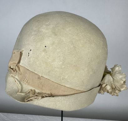 Cinq chapeaux de mode et bibis pour dame,...