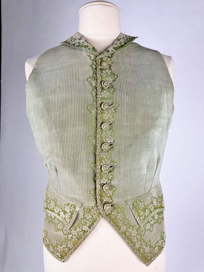 Gilet fin Louis XV retaillé d'époque pour...