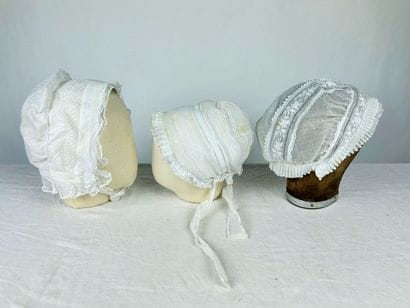 Cinq charlottes et coiffes de jour en broderie...
