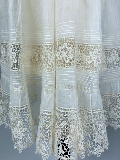 Deux belles robes de baptême à taille haute,...