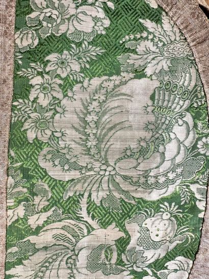 Deux chasubles à la romaine partielles en...