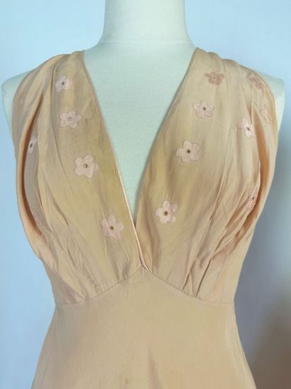 Trois robes longues, déshabillés pour le...