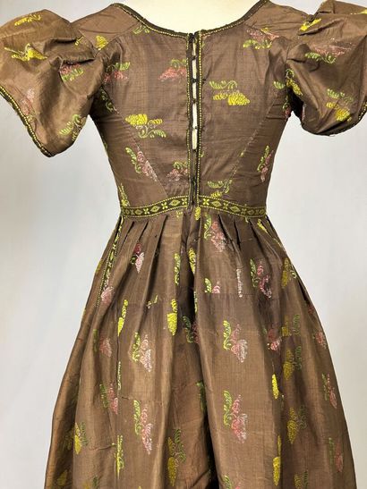 Une robe en taffetas liseré fond marron,...